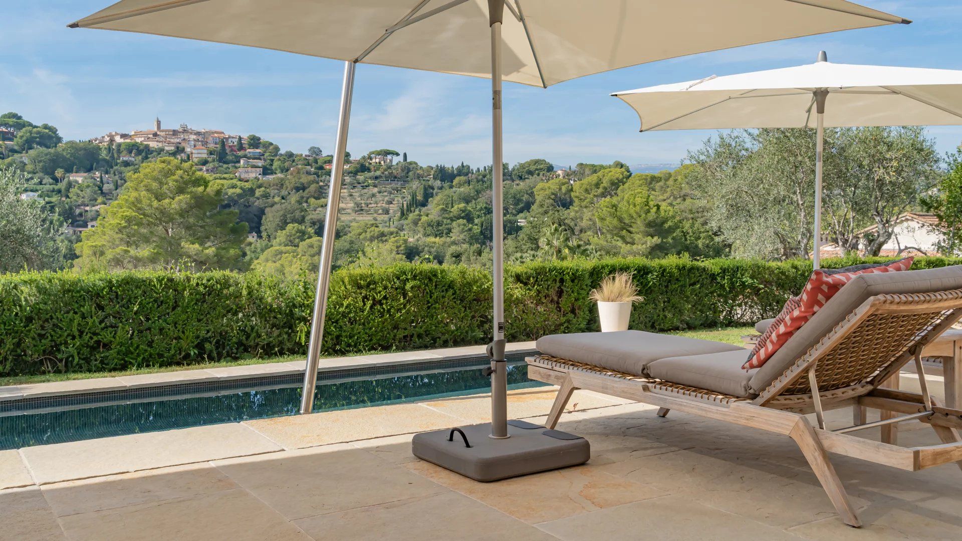 villa 6 Rooms for sale on Mougins (06250)