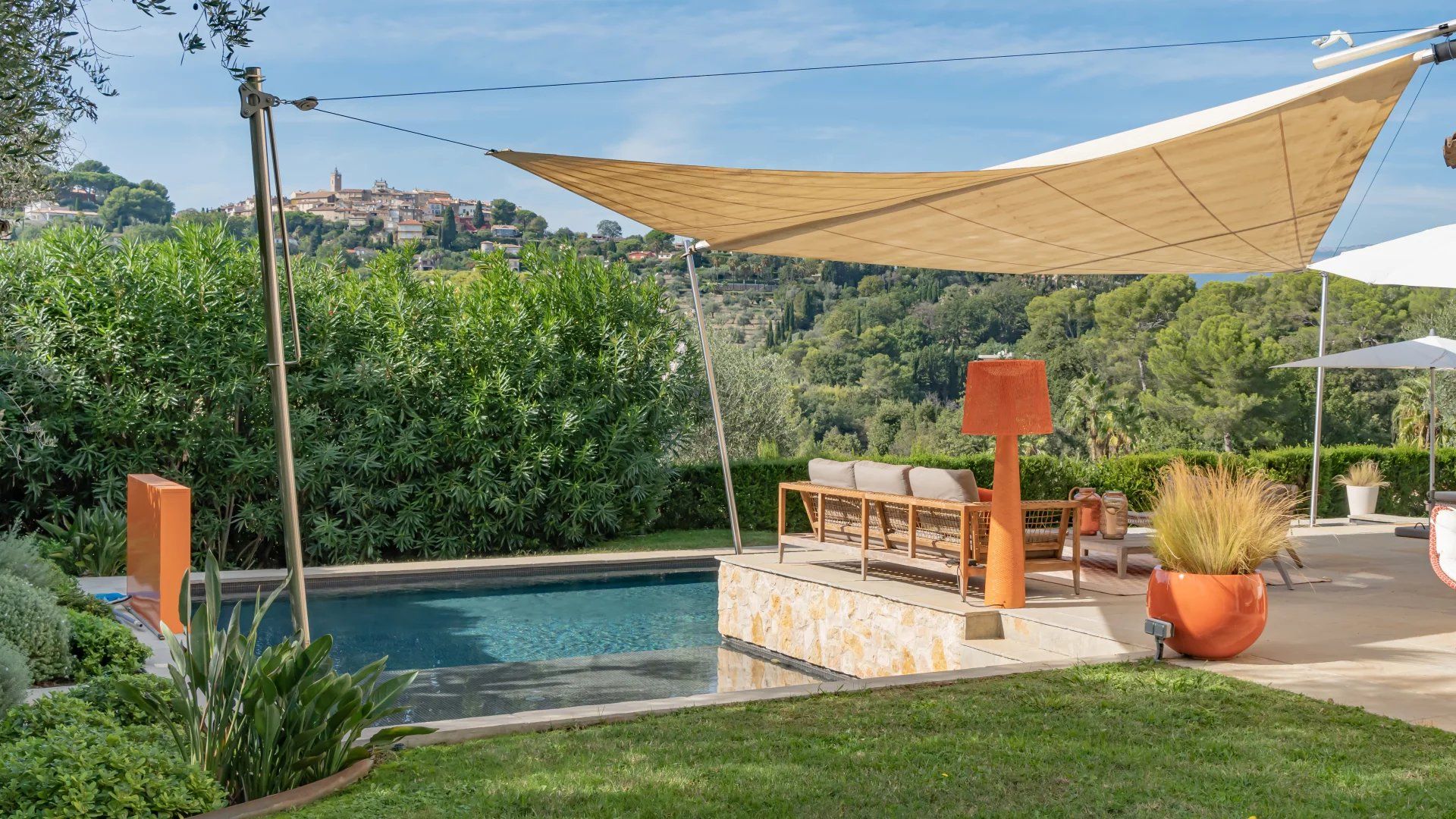 villa 6 Rooms for sale on Mougins (06250)