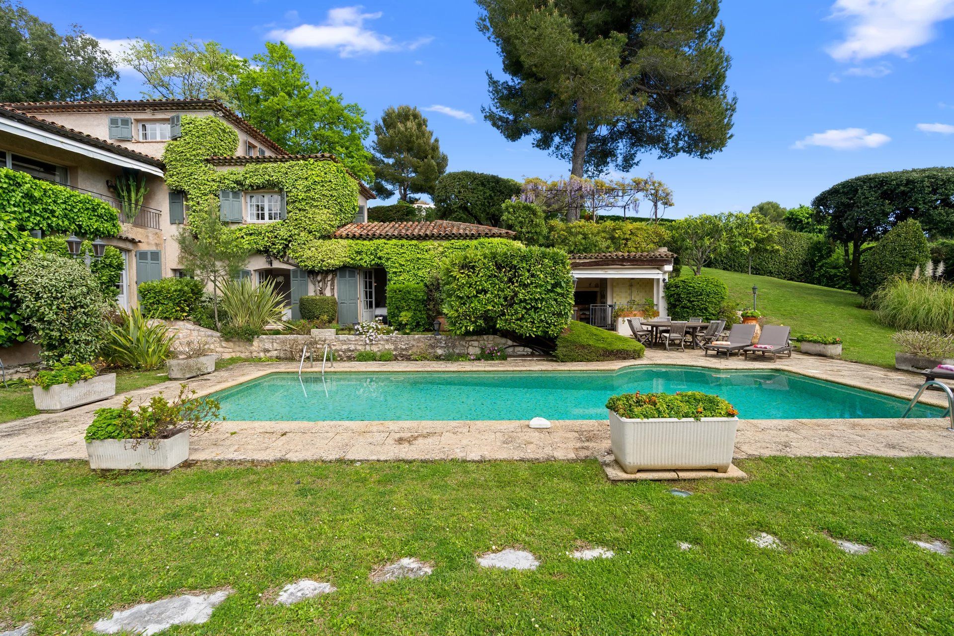 villa 6 Rooms for sale on Saint-Paul-de-Vence (06570) Sale Villa Saint-Paul-de-Vence 6 Rooms 300 m²
