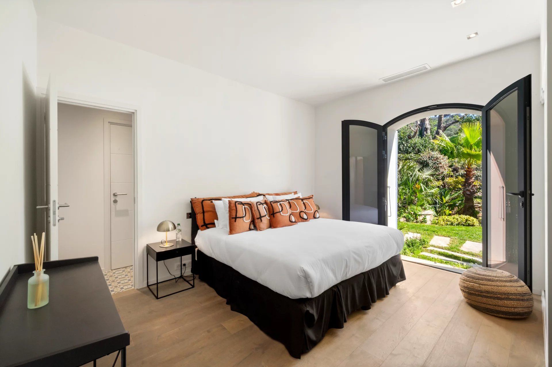 villa 7 Rooms for seasonal rent on Saint-Tropez (83990)