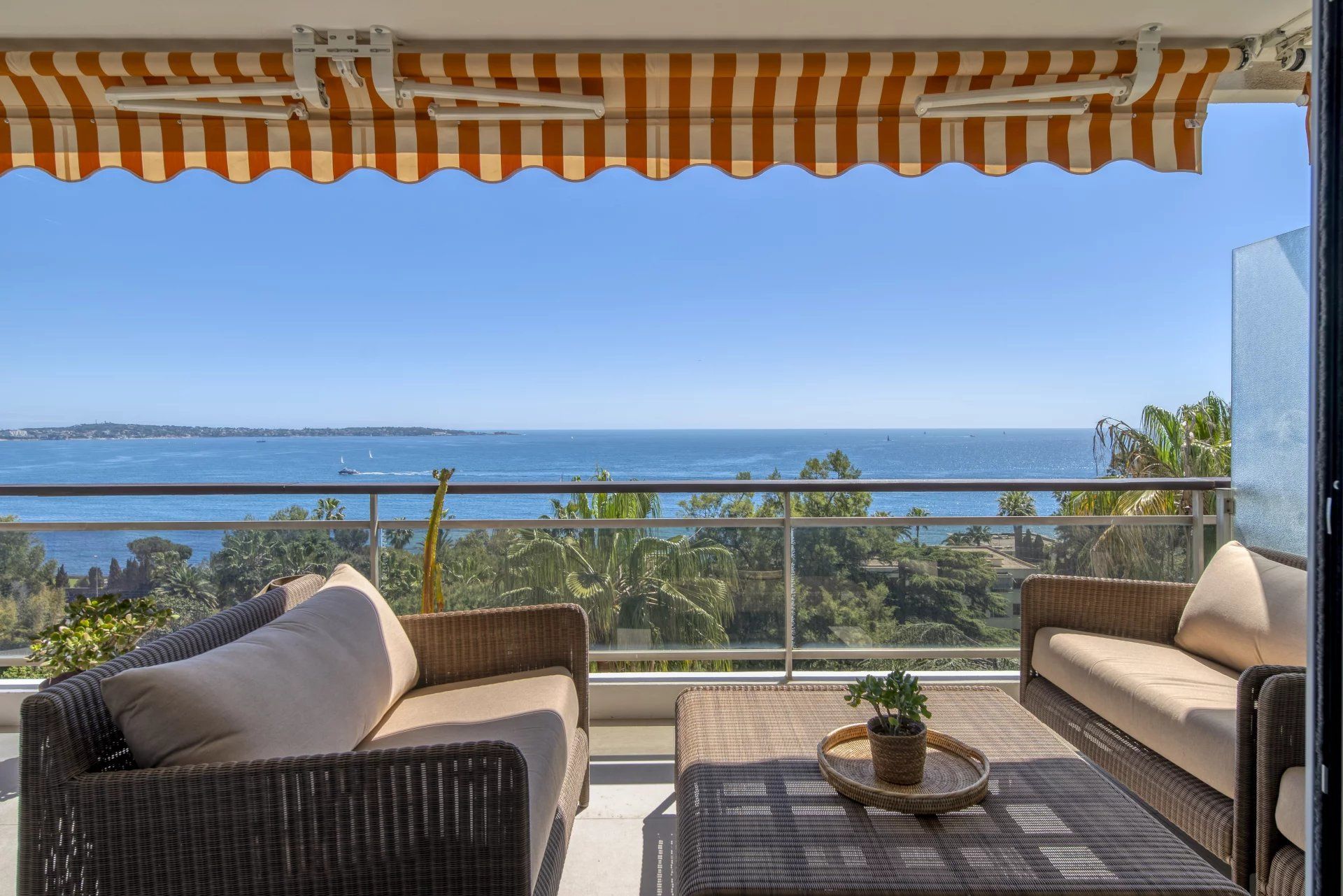 apartment 3 Rooms for sale on Cannes (06400)