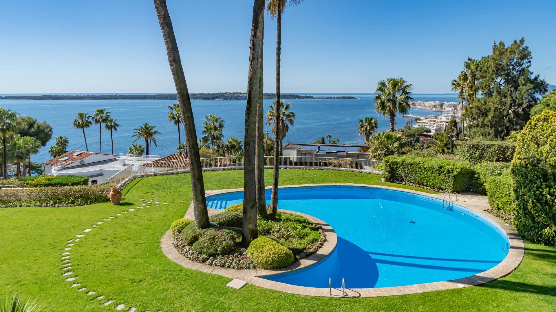apartment 4 Rooms for sale on Cannes (06400)