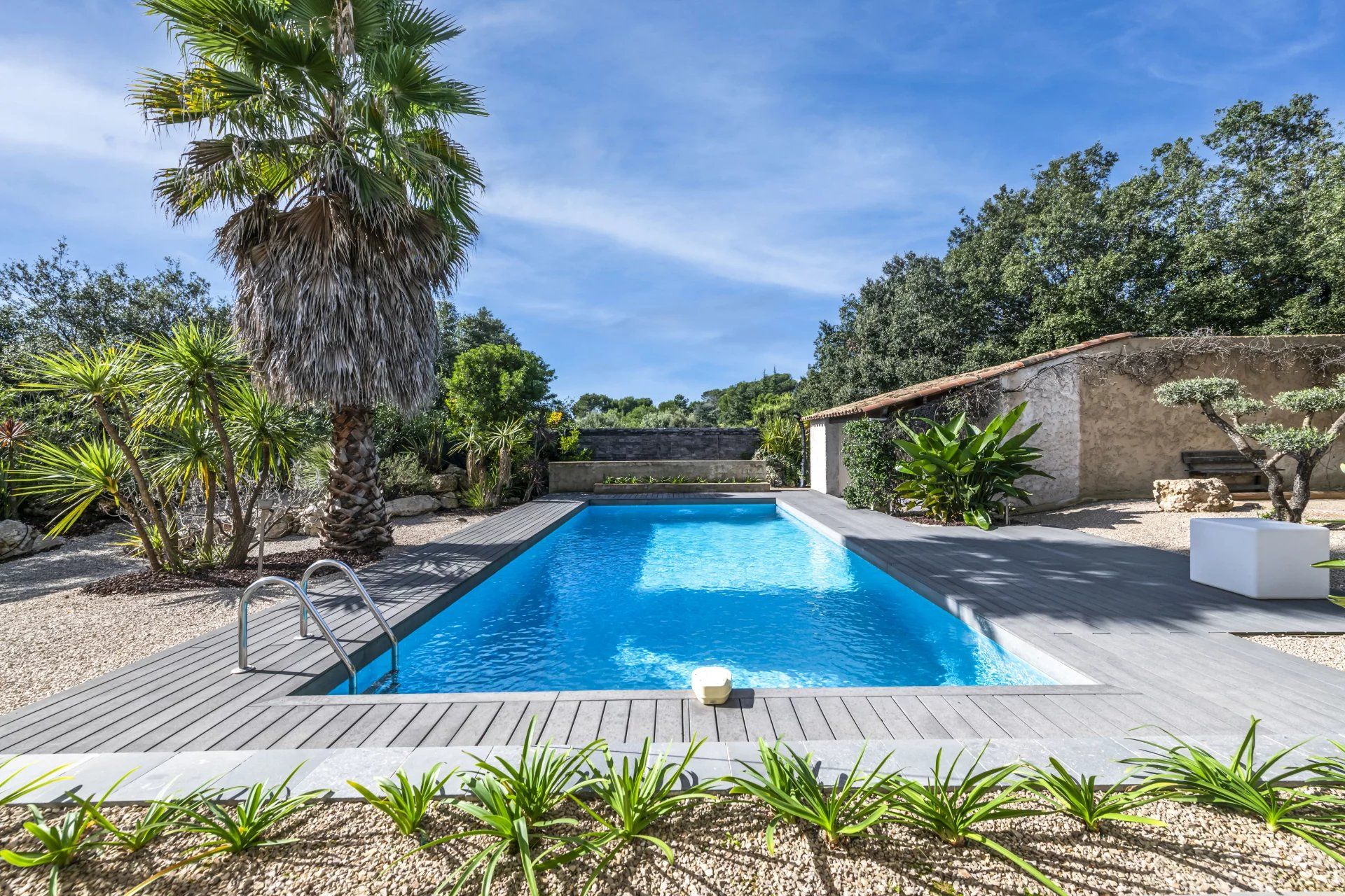 villa 8 Rooms for sale on Biot (06410)