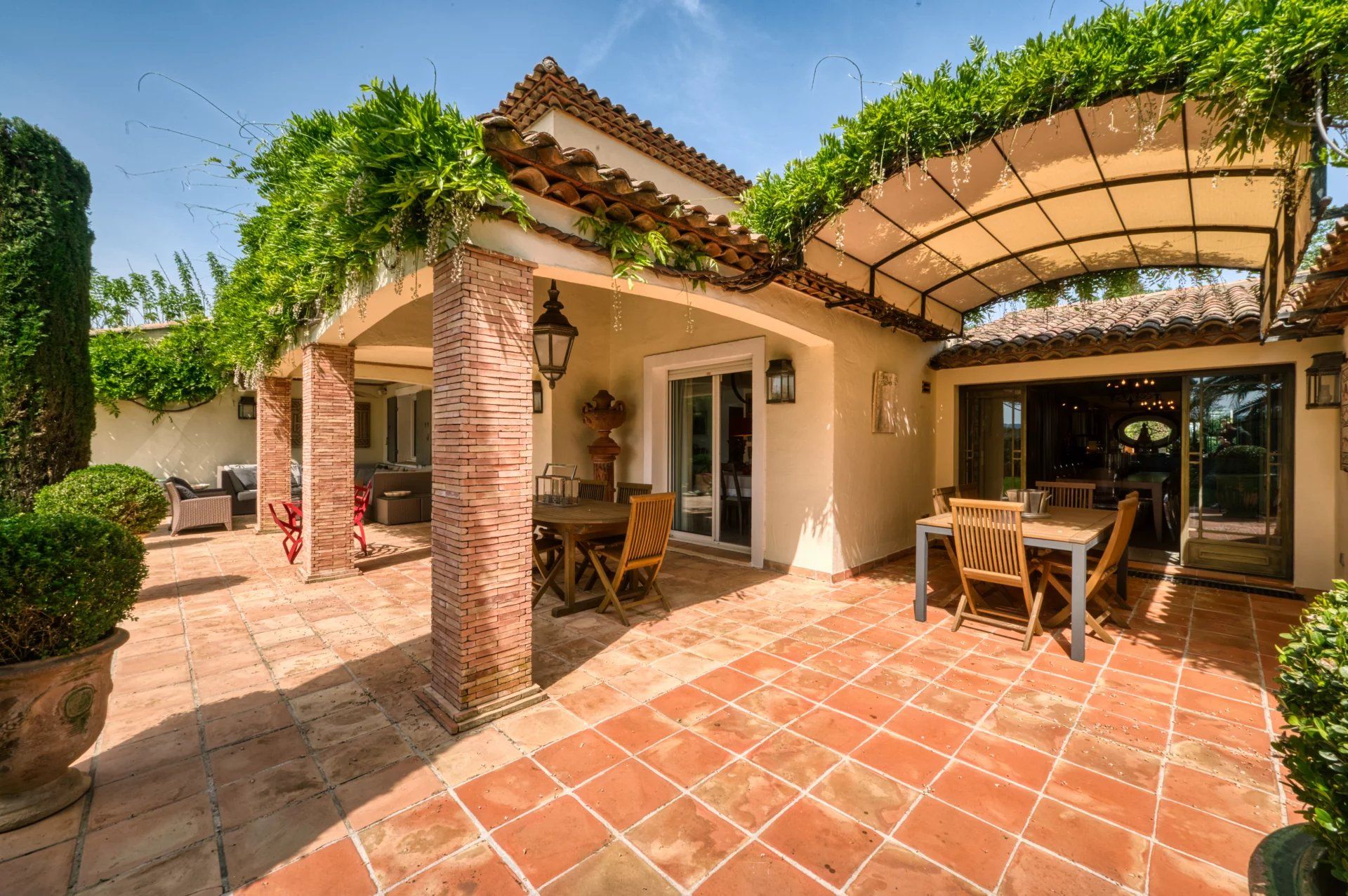 villa 7 Rooms for sale on Grimaud (83310)
