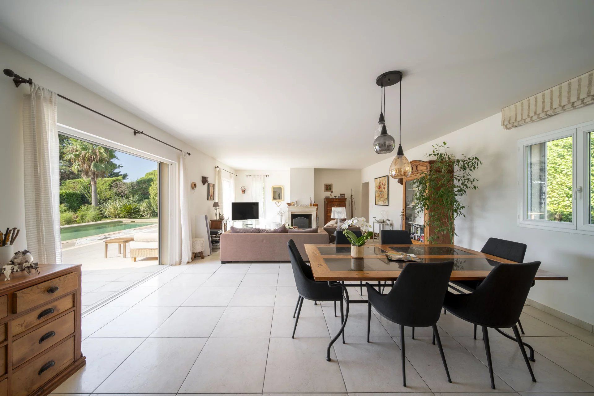 villa 6 Rooms for sale on Antibes (06600)