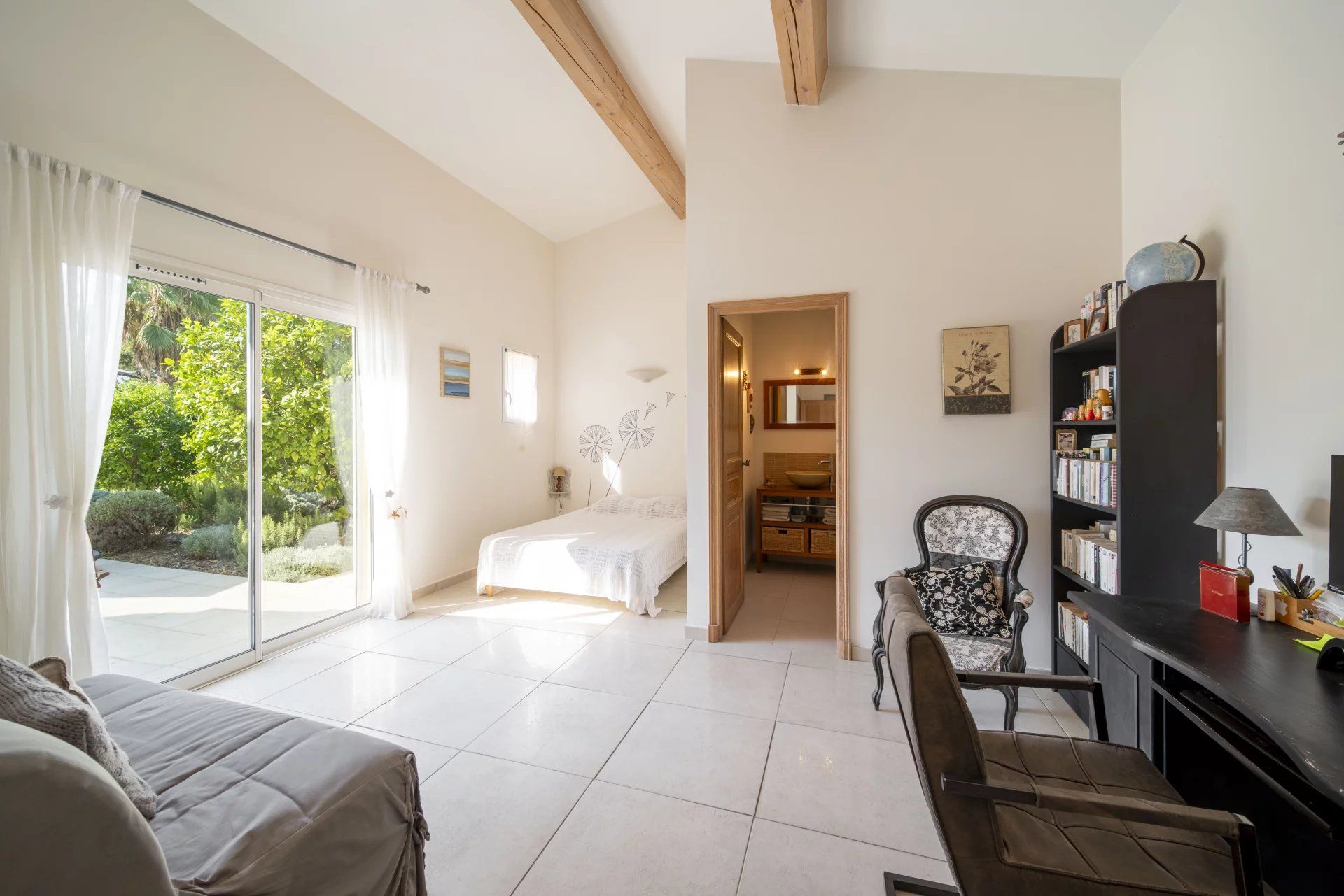 villa 6 Rooms for sale on Antibes (06600)