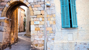 Valbonne and Mougins: the charm of the hinterland, between prestigious golf courses and Provençal tranquillity
