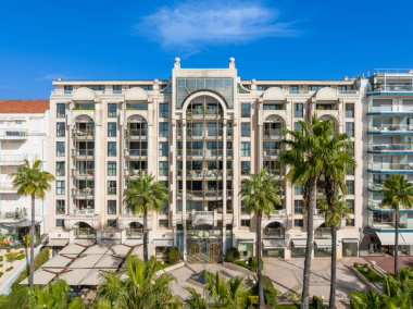 Le Relais de la Reine, Cannes. Iconic waterfront living on La Croisette.