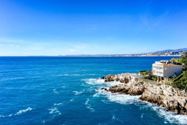 Cette villa de 8,9 millions de dollars sur la Côte d’Azur est perchée au-dessus du Cap de Nice